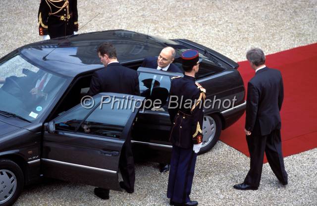 elysee 24.JPG - Francois Mitterand quitte l'Elysée après la passation de pouvoirPrésidentielle 1995Palais de l'ElyséeParisFrance
